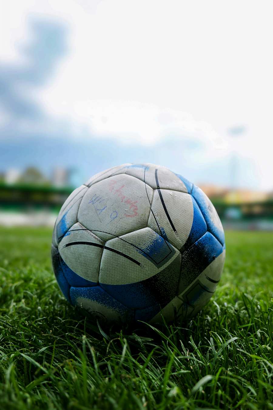 Pallone da calcio sul campo