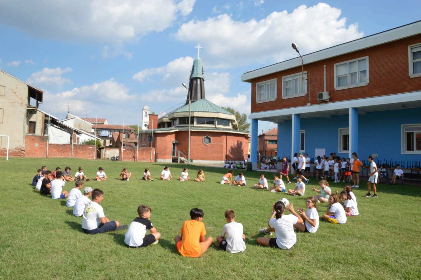 Giovani riuniti nel prato dell'Oratorio San Maiolo